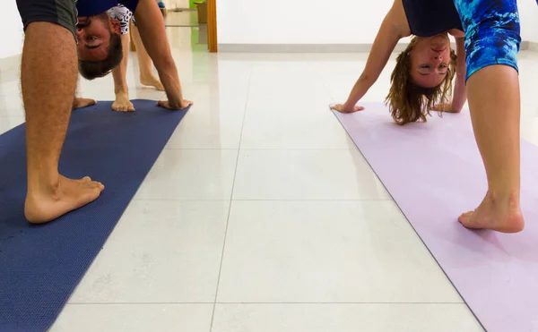 Man Vrouw Stretching Yoga Klasse Blootsvoets Mensen Matten — Stockfoto