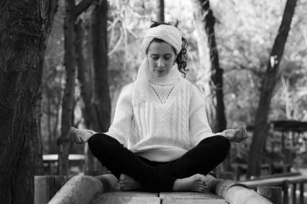 Enchanting Mature Woman Practices Yoga Lotus Asana Sitting Wooden Path — Stockfoto