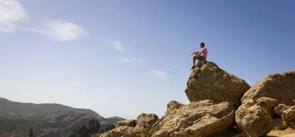 Lonely Man Sitting Rock Top Sunny Day Roque Nublo National — Stock Photo, Image