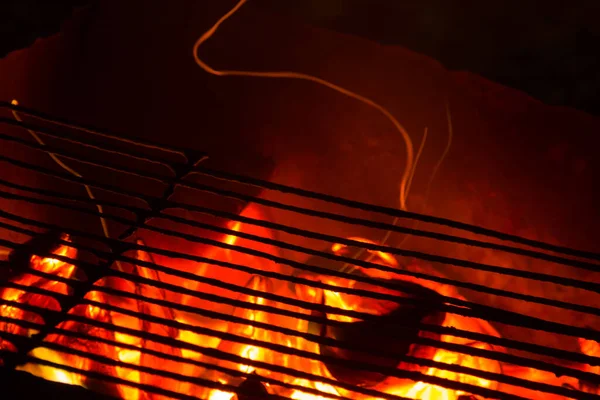 Barbecue Soir Sur Plage Flammes Feu Sur Charbon Bois Fond — Photo