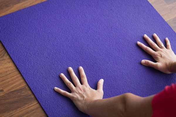Vrouw Handen Paarse Yoga Mat — Stockfoto