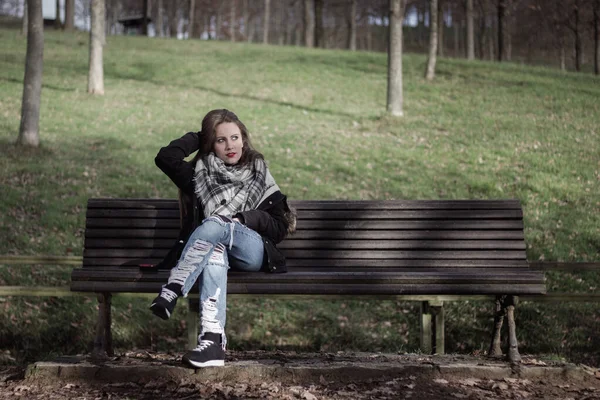 Parktaki Bankta Oturan Genç Bir Kadın Güneş Işığına Bakarken Saçını Stok Resim
