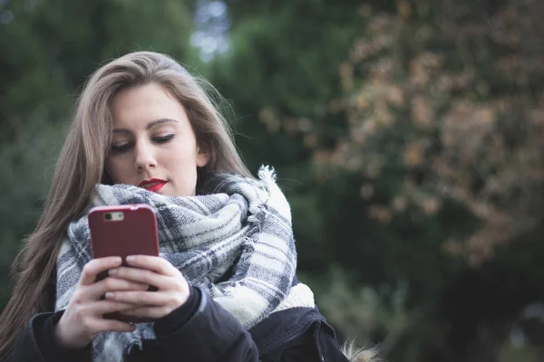 Chica Joven Apoyada Árbol Mientras Usa Teléfono Celular Concepto Adicción Imagen de stock