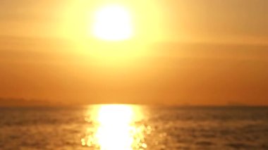 Çift kenardan kareye giriyor ve gün batımında tutkulu bir şekilde öpüşmeye başlıyor Koh Phangan adasında, Tayland 'da. Sevgililer Günü kutlama konsepti. Alacakaranlıkta romantik çifte yaklaş.