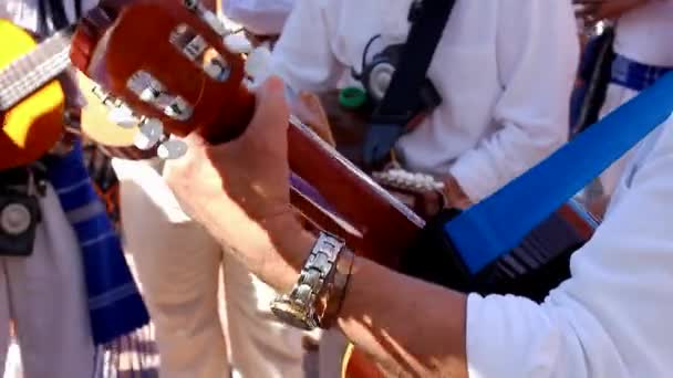 Lokale Band Traditionele Kleding Die Gitaar Speelt Een Speciaal Evenement — Stockvideo