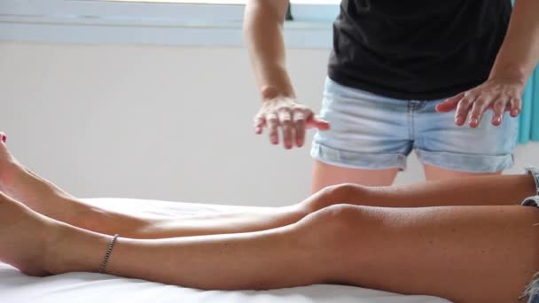 Руки Женщины Двигающейся Над Ногами Женщины Лежат Кровати Прикасаясь Ней — стоковое видео