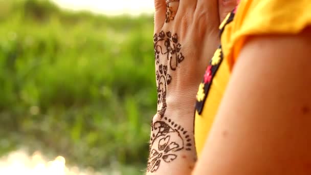 Zavřít Ženské Ruce Dohromady Namaste Modlit Pózu Hennou Tetování Přírodě — Stock video