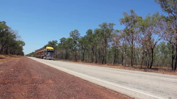 Wielka Ciężarówka Trzema Przyczepami Przejeżdżającymi Przez Pustą Drogę Outback Australia — Wideo stockowe