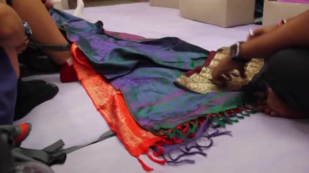 Цветные Шелковые Сари Разворачиваются Выставочном Зале Клиентов Заводе Варанаси Индия — стоковое видео