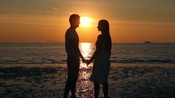 Ζευγάρι Σιλουέτα Κοιτάζοντας Ηλιοβασίλεμα Στην Παραλία Αρχίσει Φιλιά Και Σηκώνει — Αρχείο Βίντεο