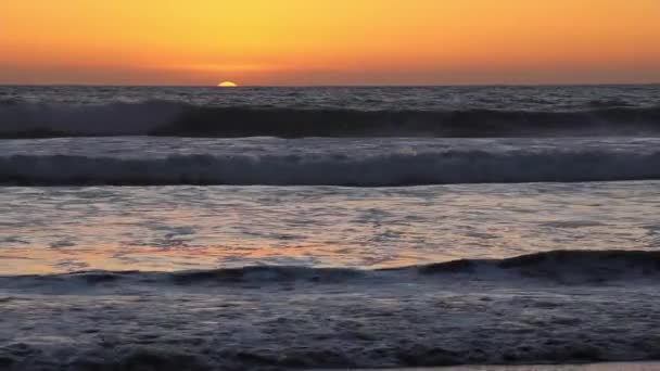 칠레의 라세레나 해변에 지평선에 나타나는 — 비디오