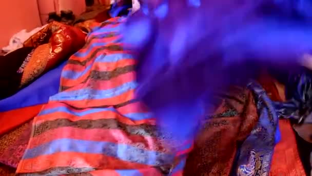 Kleurrijke Zijden Sjaals Worden Ontvouwen Showroom Voor Klanten Fabriek Varanasi — Stockvideo