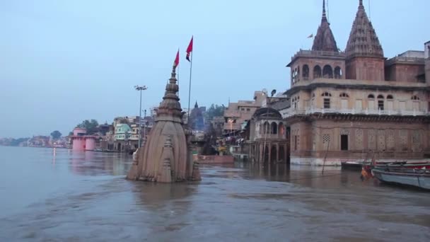 Zonsopgang Boot Door Ganges Rivier Overstromingen Tempels Ghats Heilige Stad — Stockvideo