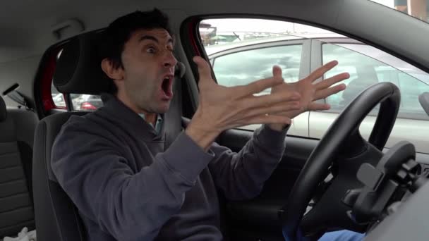 怒气冲冲的男人用手和角摆姿势 在交通堵塞的情况下开车 疯狂的司机拼命地从车上喊着 交通高峰时间 粗鲁的概念 — 图库视频影像