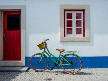 Sokağa park etmiş eski bir bisiklet.