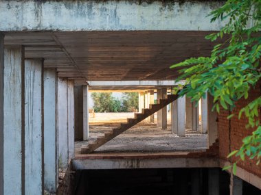 Şehirdeki eski ahşap ev.