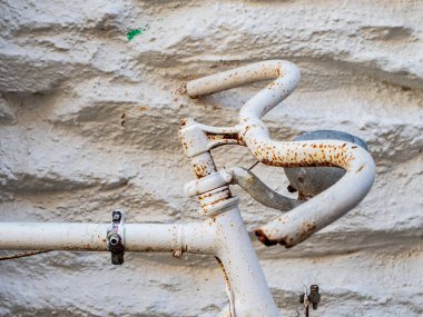 Sokakta terkedilmiş eski bisiklet