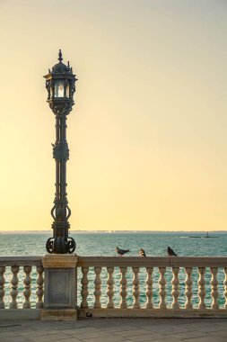 Cadiz 'de deniz kenarında gün batımı