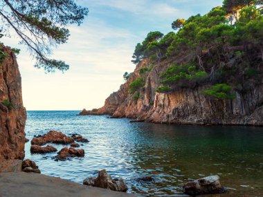 Costa Brava 'da kayalık bir koyda gün batımı