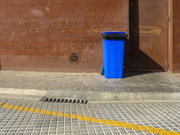 Mülleimer Auf Der Straße — Stockfoto