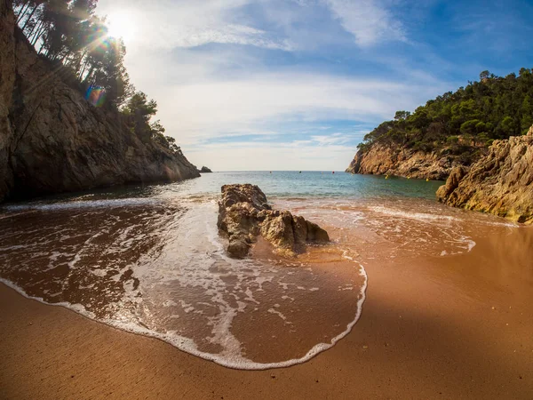 Hermosa Playa Con Olas Mar Las Orillas Costa Mediterránea Tiempo —  Fotos de Stock