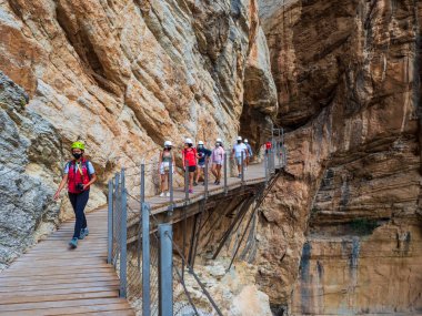 Malaga 'daki Caminito del Rey vadileri arasındaki tahta geçit.