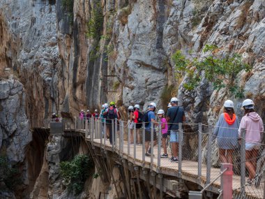 Malaga 'daki Caminito del Rey vadileri arasındaki tahta geçit.