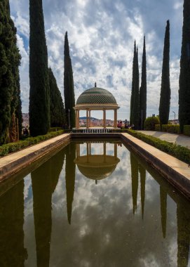 Malaga 'daki La Concepcion botanik bahçesinin çardağı.