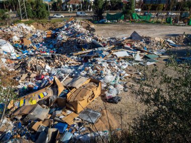 Çöp yığını içindeki çöpler.
