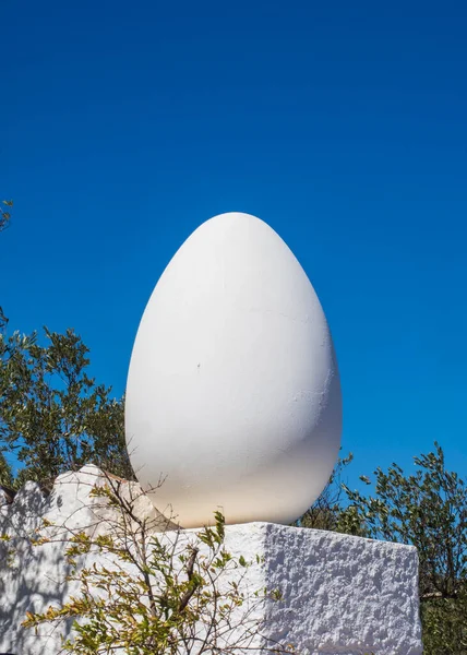 Знаменитое Яйцо Даля Кадакусе Испания — стоковое фото
