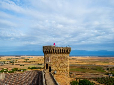 İspanya 'nın Oropesa şatosunun duvarları ve kuşatması
