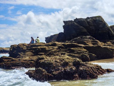 Turistler Galiçya, İspanya 'daki katedrallerin plajlarını geziyorlar..