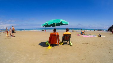 Turistler Galiçya, İspanya 'daki katedrallerin plajlarını geziyorlar..
