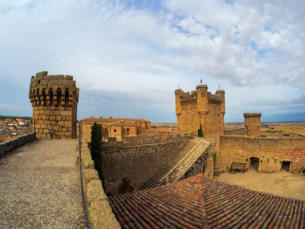 西班牙Oropesa城堡的城墙和围墙 — 图库照片