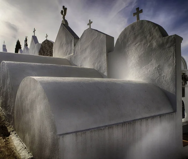 Weiße Gräber Auf Dem Friedhof Mediterranen Stil — Stockfoto