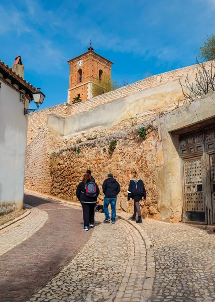 Turyści Spacerujący Typowych Ulicach Chinchon Hiszpanii — Zdjęcie stockowe