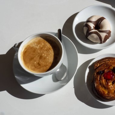 fincan kahve ve çikolata beyaz arka plan üzerinde