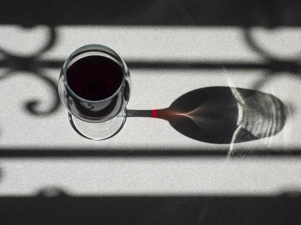 Ποτήρι Κόκκινο Κρασί Στο Τραπέζι — Φωτογραφία Αρχείου