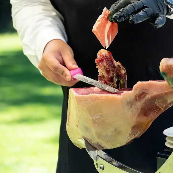 Stock image Close-up of the hand of a chef cutting ham