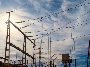 Gökyüzünde yüksek voltajlı elektrik hatları