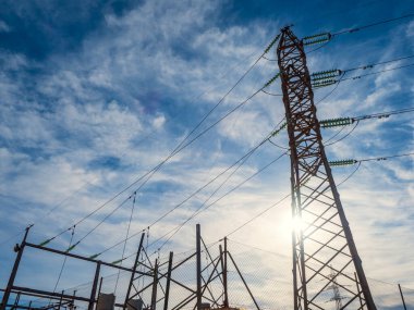 Güç hattı gökyüzüne karşı bulutlar ve mavi gökyüzü.
