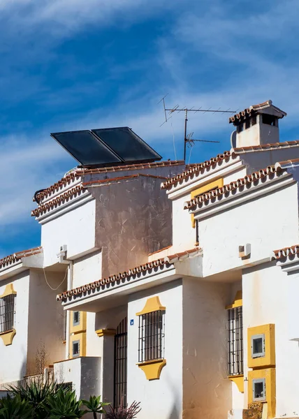 Sonnenkollektoren Auf Dem Hausdach — Stockfoto