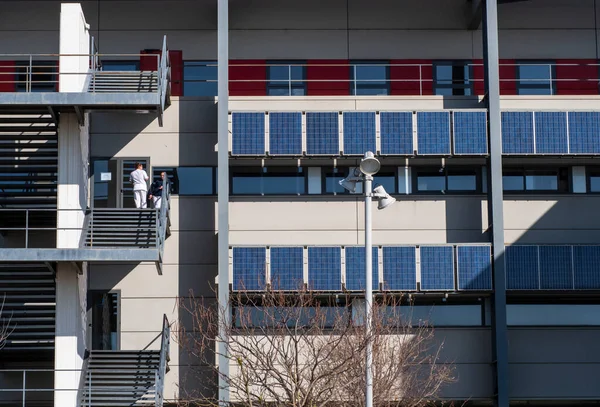 Instalação Painéis Solares Fotovoltaicos Nas Fachadas Dos Edifícios — Fotografia de Stock