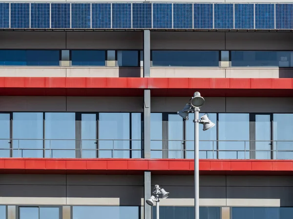 Instalação Painéis Solares Fotovoltaicos Nas Fachadas Dos Edifícios — Fotografia de Stock