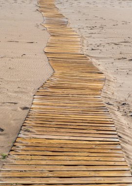 Sahildeki ahşap iskele.