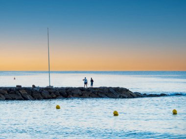 Bir adam ve bir kadın sahilde