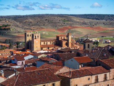 İspanya 'nın Guadalajara kentindeki Sigenza kasabasının panoramik manzarası