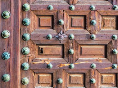 Sapı olan eski ahşap kapı.