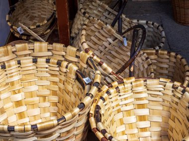 Hasır sepet beyaz arka planda saman ile