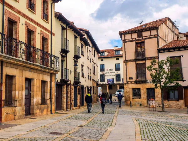Turyści Spacerujący Ulicami Covarrubias Hiszpania — Zdjęcie stockowe